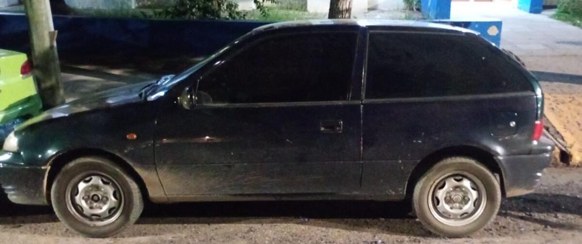 Detuvieron a dos hombres armados: tenían una pistola 9 mm y ocho celulares. (Policía)