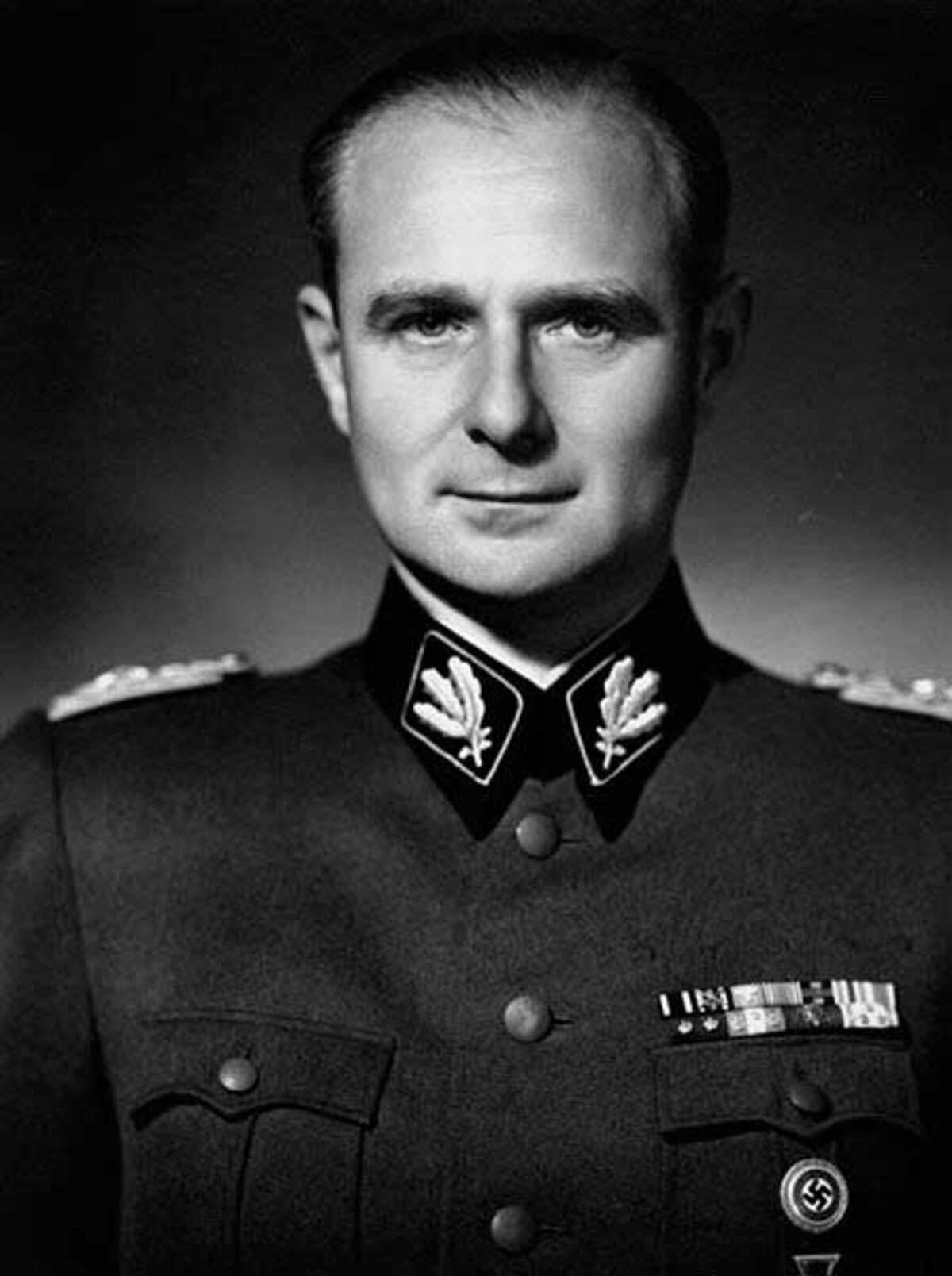 Otto Rahn fue contratado por el gobierno alemán en 1936. Para entonces, ya había hecho por su cuenta un primer viaje al castillo de Montsegur, al sur de Francia, en busca del Santo Grial. Su investigación cautivó de inmediato a Himmler, que no dudó en reclutarlo.