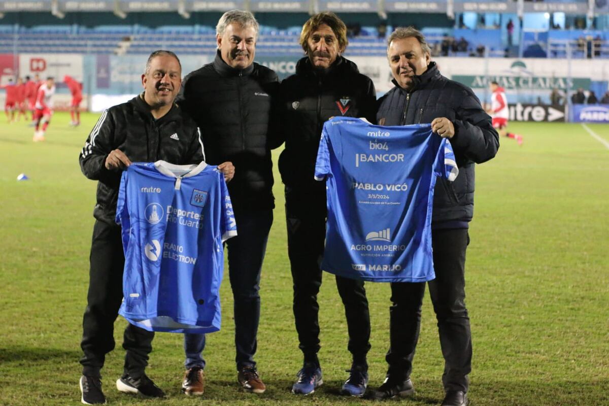 Pablo Vico en el homenaje que le hizo Estudiantes. (Prensa Estudiantes).