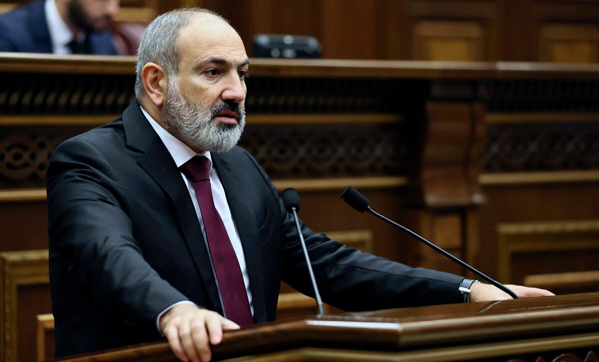 El primer ministro armenio, Nikol Pashinyan, pronuncia su discurso en la Asamblea Nacional de Armenia en Ereván, Armenia, en el que dijo que 49 soldados han muerto en ataques nocturnos de Azerbaiyán. (AP)