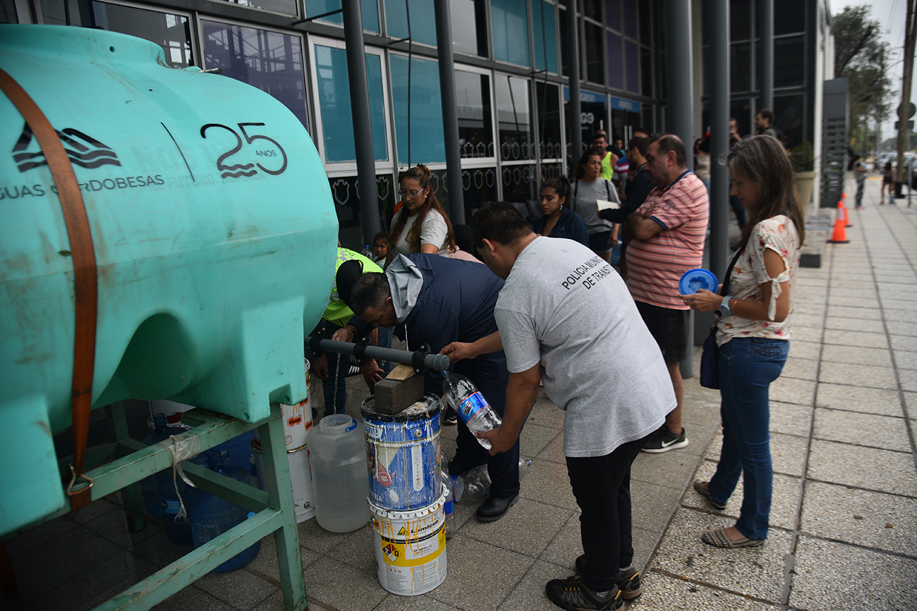 Barrio Jardín. Puntos de hidratación en diferentes sectores de la ciudad por la rotura de un caño de Aguas Cordobesas Foto: (Pedro Castillo / La Voz)