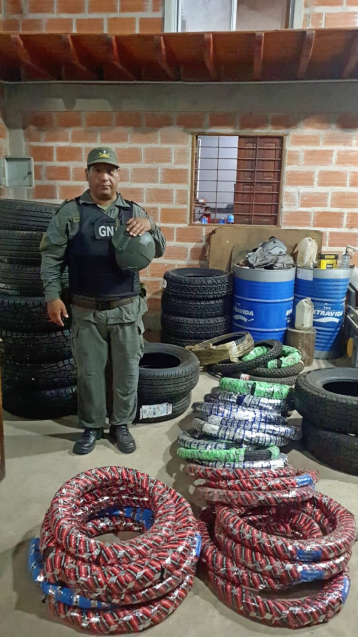 Parte de los objetos requisados por Gendarmería. (Gentileza: Gendarmería Nacional)