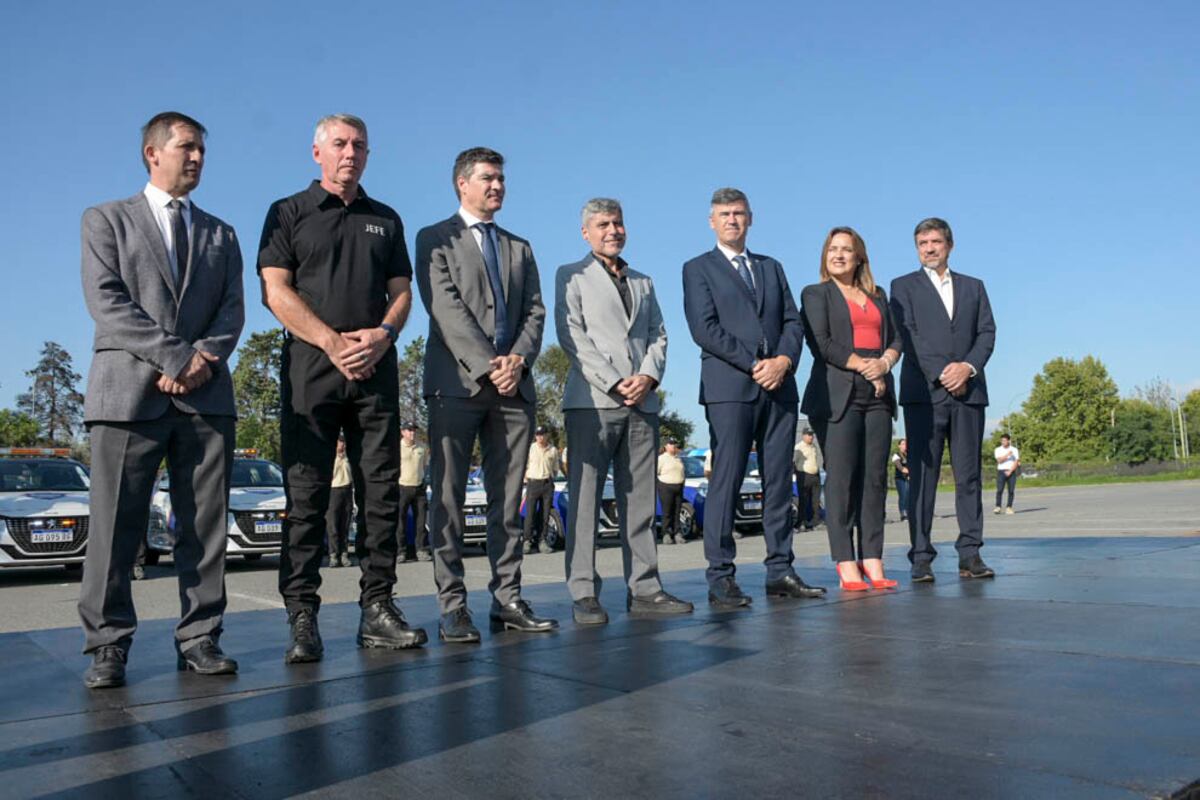 El ministro Quinteros y el intendente Passerini, junto con funcionarios provinciales, en la puesta de las guardias en Córdoba.