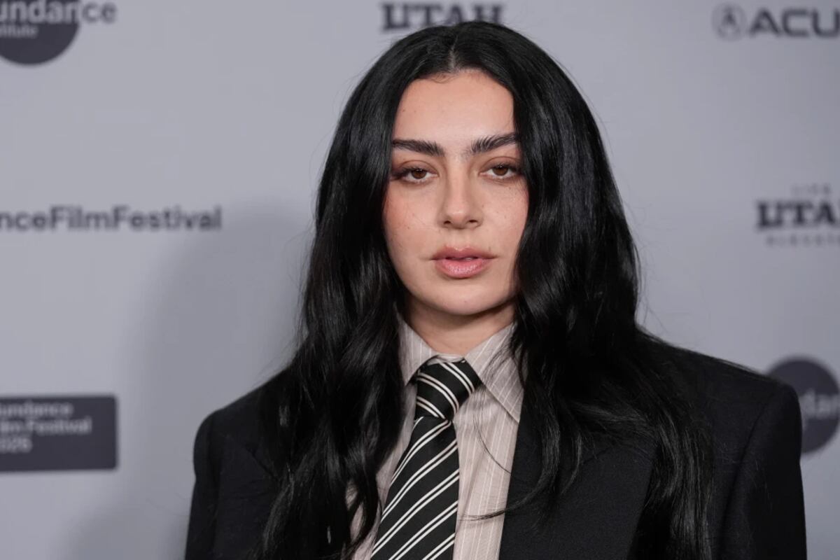 Charlie xcx, en la alfombra roja de "The Moment" en Sundance. (AP)