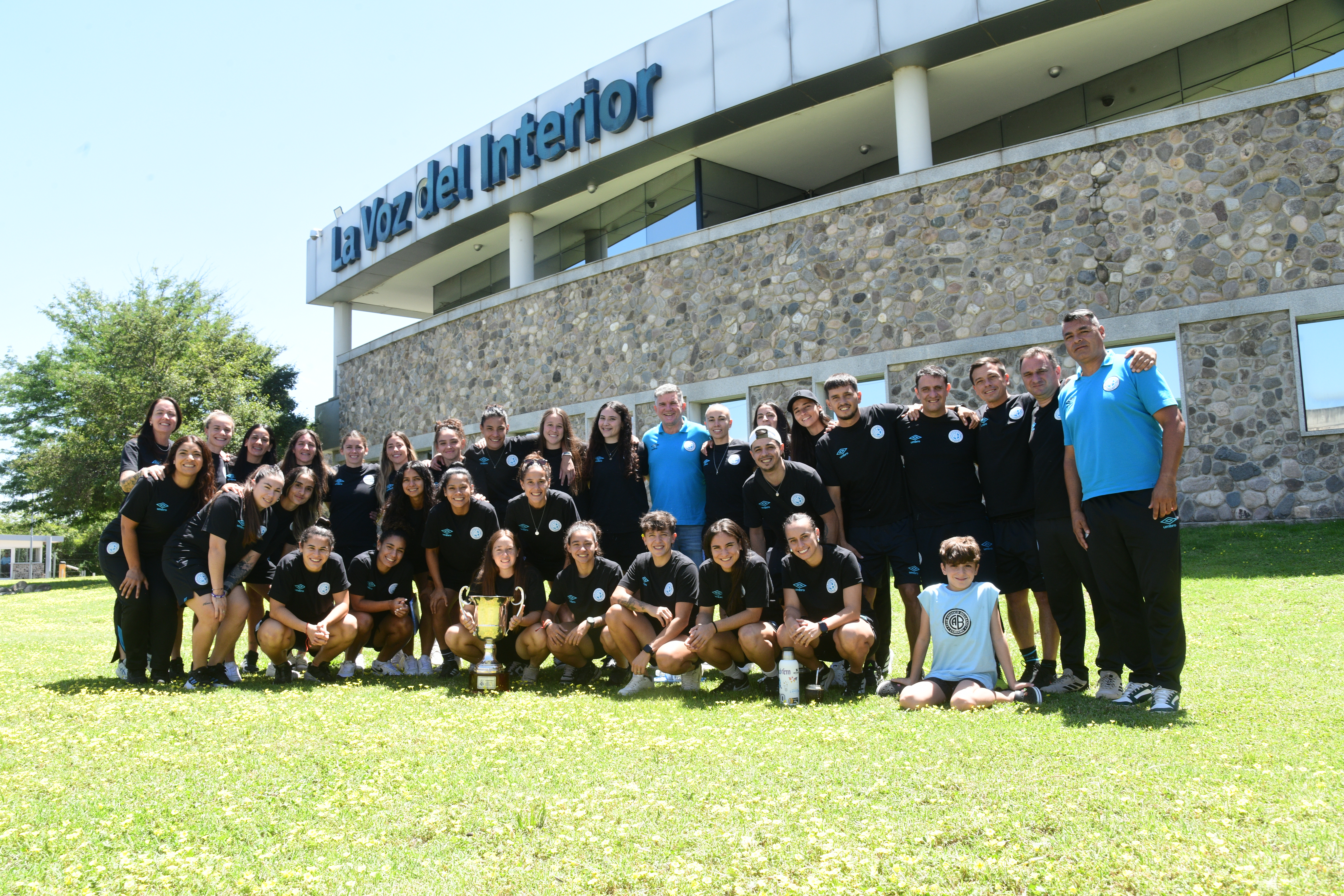 El plantel femenino de Belgrano Campeón de AFA realizó el tradicional brindis de los campeones en La Voz del Interior. Ramiro Pereyra /LVI