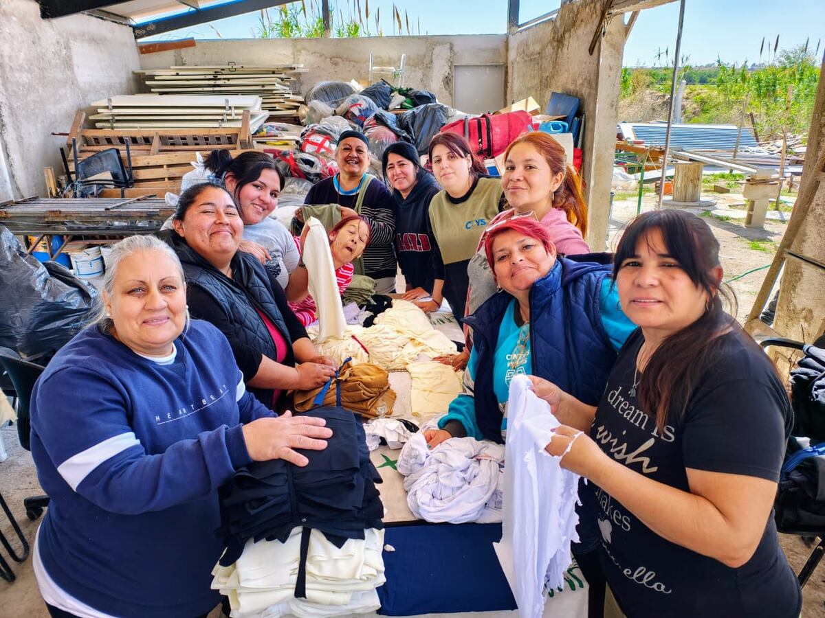Mujeres de Las Omas reciclando telas. Le dan varios usos a los uniformes de trabajo de las empresas.