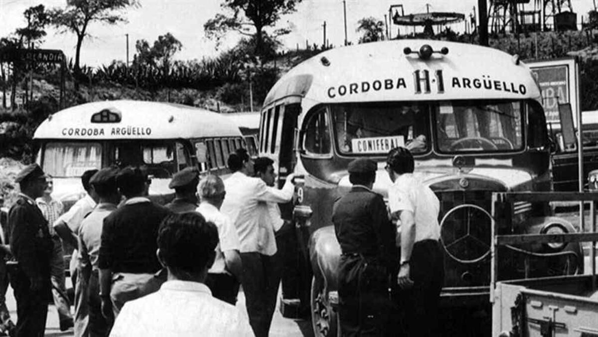 Ómnibus de la empresa Coniferal, a finales de la década de 1960 (La Voz / Archivo).