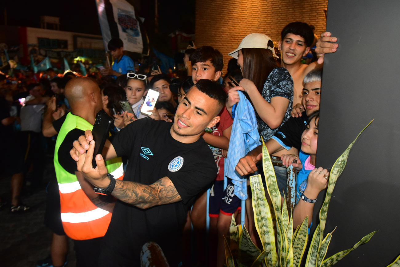 Banderazo de Belgrano en el Hotel Quinto Centenario, el día previo al clásico con Talleres.  (Nicolás Bravo / La Voz)