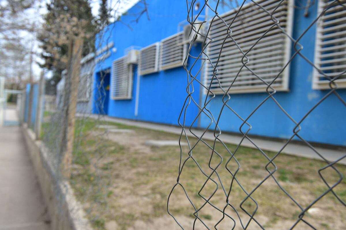 Robaron el alambre primetral del Jardín de Infantes Atilio Argüello de barrio Parque República. Los niños no pueden salir al recreo al patio. (José Gabriel Hernández / La Voz)
