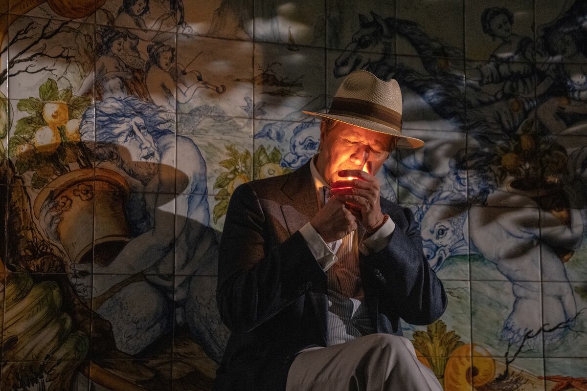 Gary Oldman, descollante en una escena de “Parthenope. Los Amores de Nápoles”, la nueva película de Paolo Sorrentino. (Gianni Fiorito y BF Distribution)
