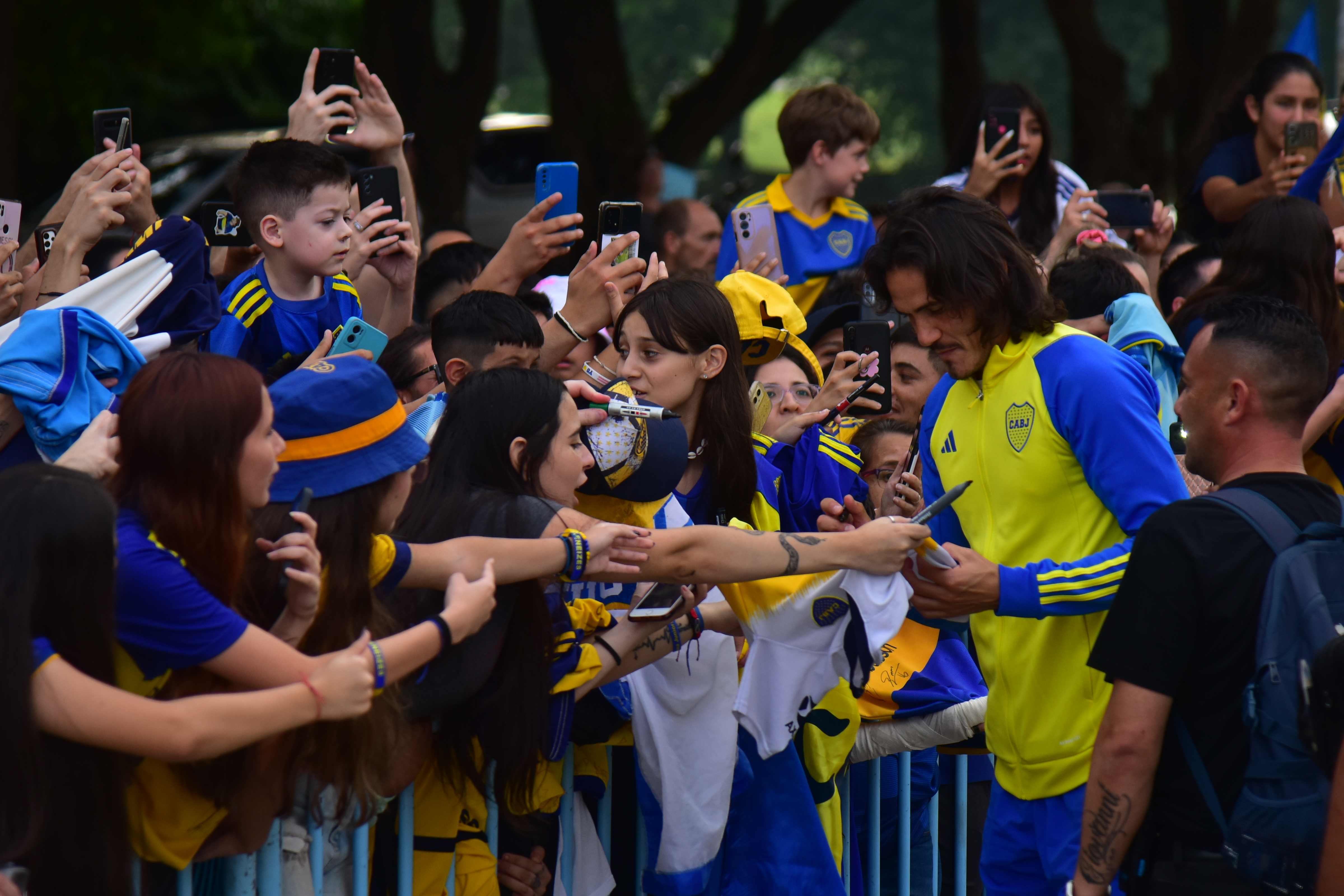Cavani con los hinchas de Boca en Córdoba. (Pedro Castillo / La Voz)