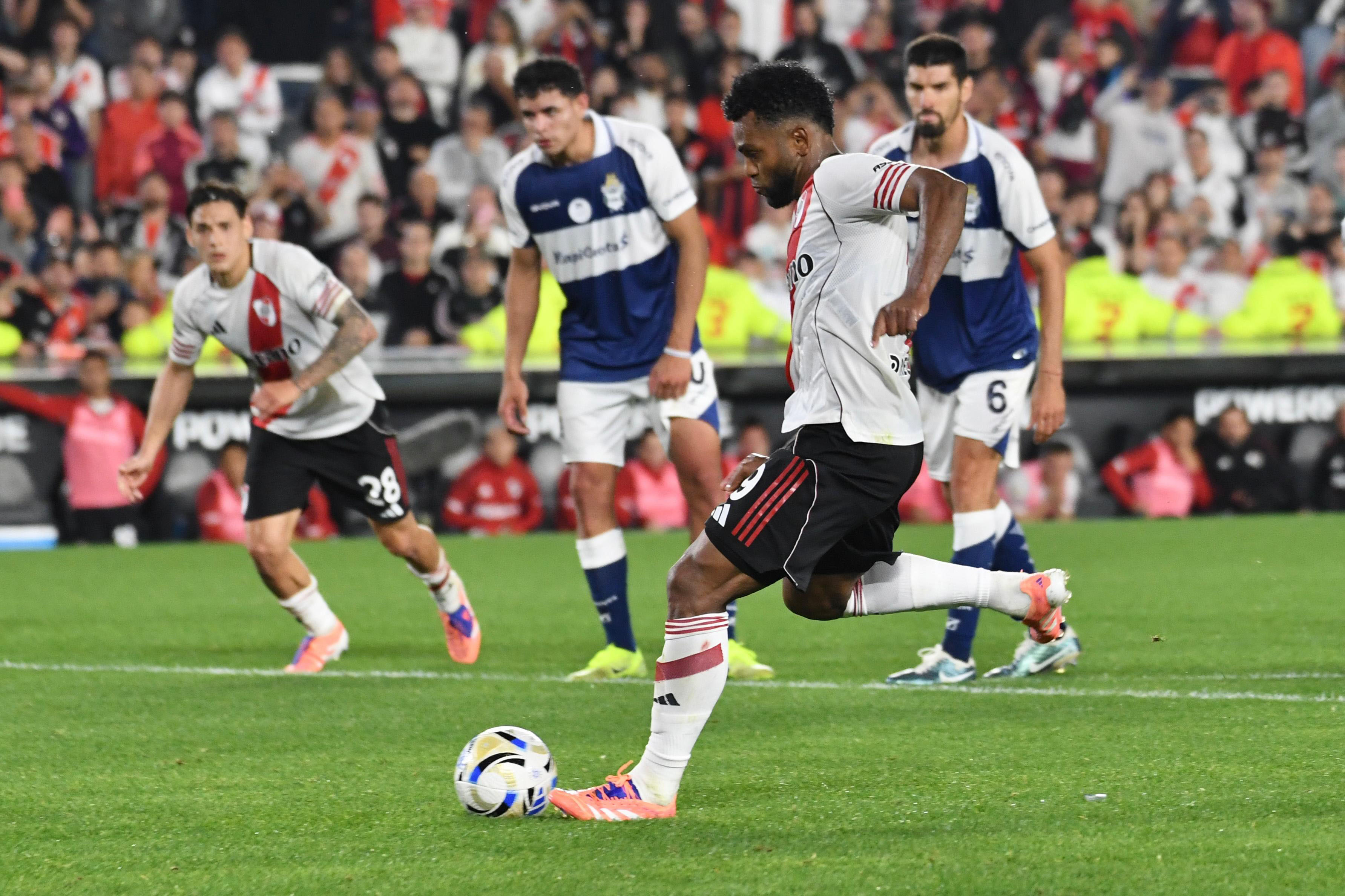 Borja y el penal que falló en River - Gimnasia. (Fotobaires).