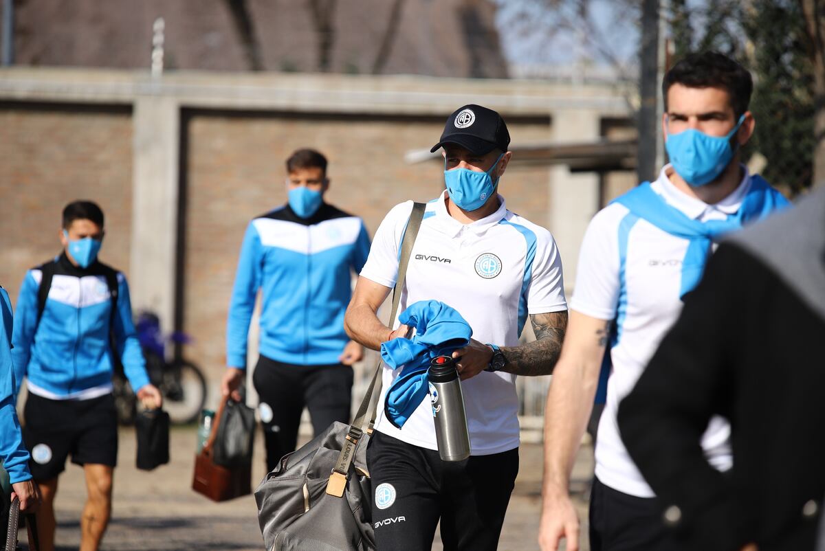 El plantel ya está en Buenos Aires, donde Pablo Vegetti será titular frente a Atlanta. (Prensa Belgrano)