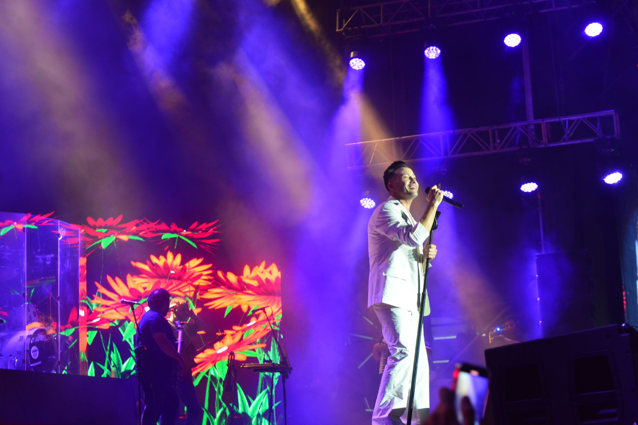 Ocho músicos y una impactante puesta de pantallas y luces secundaron al cantante. (Nicolás Bravo / La Voz)