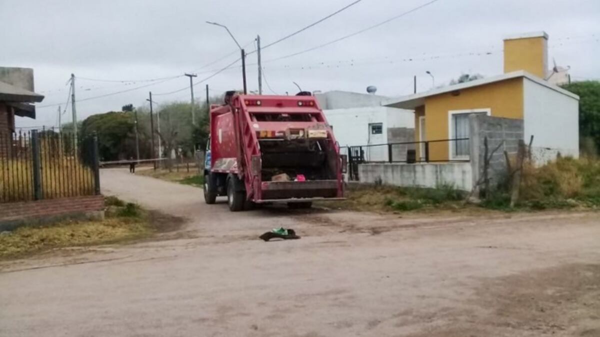 Impacto. En Villa del Totoral, un motociclista murió tras chocar contra un camión recolector de residuos. (Mira el norte)