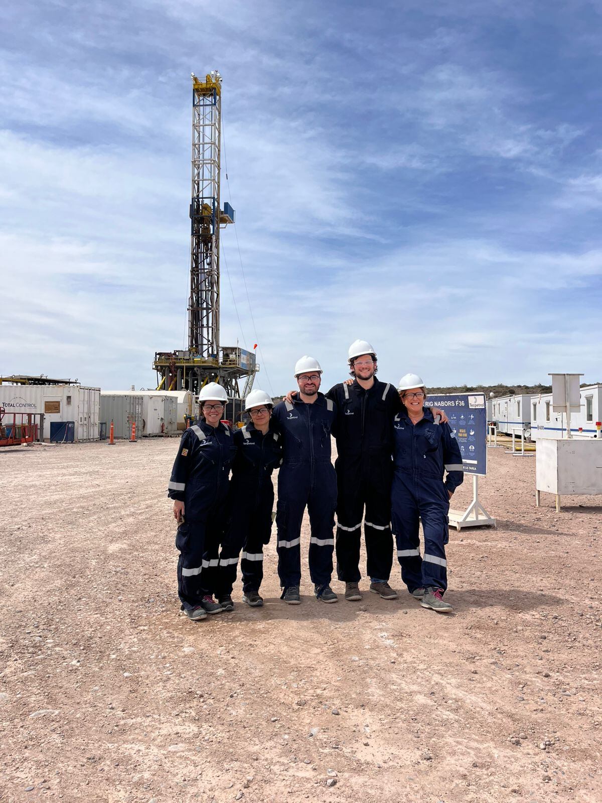 La periodista de La Voz, Laura González, en las instalaciones de Tecpetrol en Vaca Muerta.