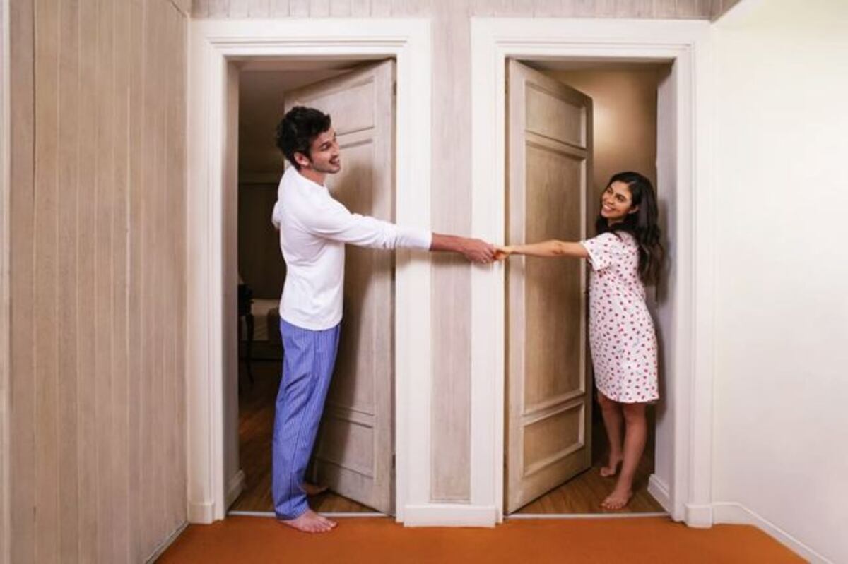 Hoy, son muchas las parejas que deciden dormir separados para priorizar el descanso.