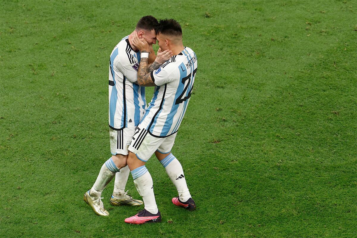 GR7123. LUSAIL (CATAR), 18/12/2022.- Lionel Messi (i) de Argentina celebra con Lautaro Martínez al ganar la serie de penaltis hoy, en la final del Mundial de Fútbol Qatar 2022 entre Argentina y Francia en el estadio de Lusail (Catar). EFE/ Alberto Estevez
