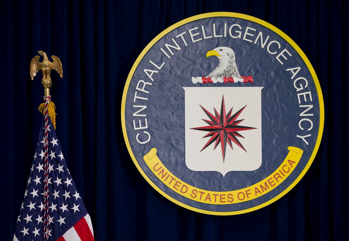 El sello de la CIA junto a una bandera estadounidense en la sede de la agencia en Langley, Virginia. (Foto AP/Carolyn Kaster, Archivo)