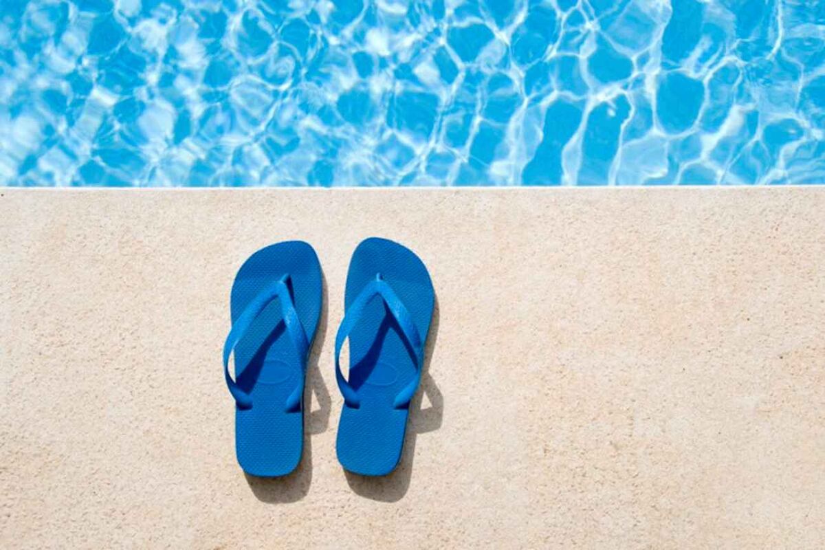 Los podólogos advierten de las talalgias en verano por el uso inadecuado de zuecos de resina y ojotas. (Europa Press)