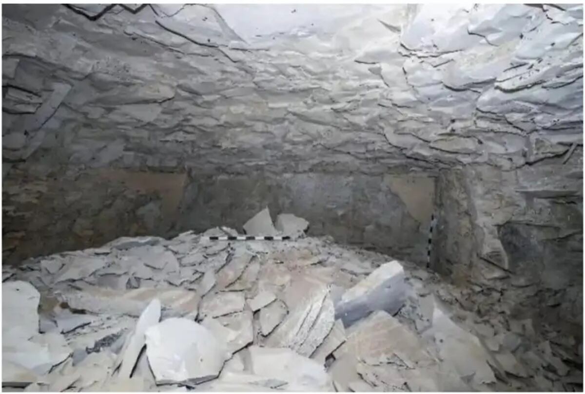 Interior de la tumba de Tutmosis II, que se encuentra en muy mal estado de conservación. (National Geographic)