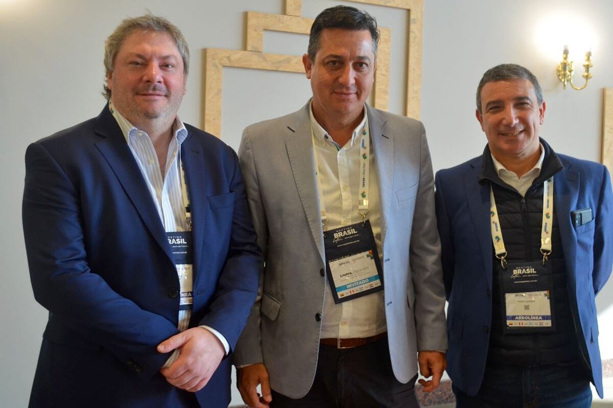 Alejandro Lastra junto a autoridades de Aerolineas Argentinas.