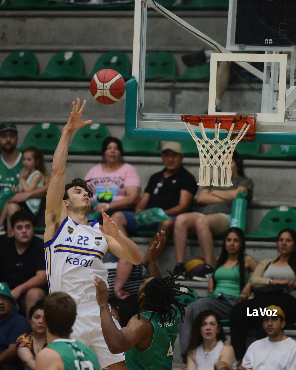 El debut de local de Atenas, ante Boca. (José Hernández / La Voz).