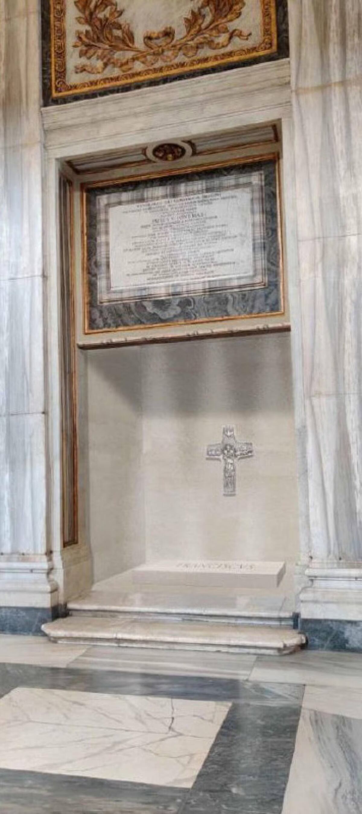 El Vaticano difundió los detalles de la tumba donde descansará el Papa tras la ceremonia con los mandatarios. (Gentileza)