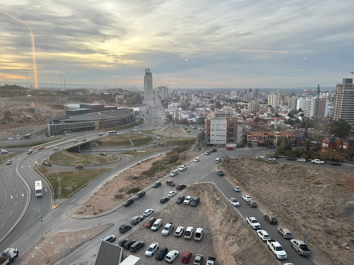 En plena transformación, la ciudad de Neuquén tiene más de 120 edificios en construcción y nuevas zonas para la expansión inmobiliaria y de infraestructura.