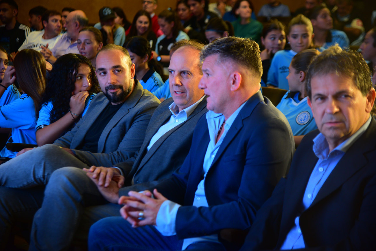 Encuentro con la Historia. El club Belgrano cumple 120 años y repasó su historia en una charla con los periodistas Gustavo Farías y Pablo Giletta en el auditorio de La Voz. (Nicolás Bravo / La Voz)