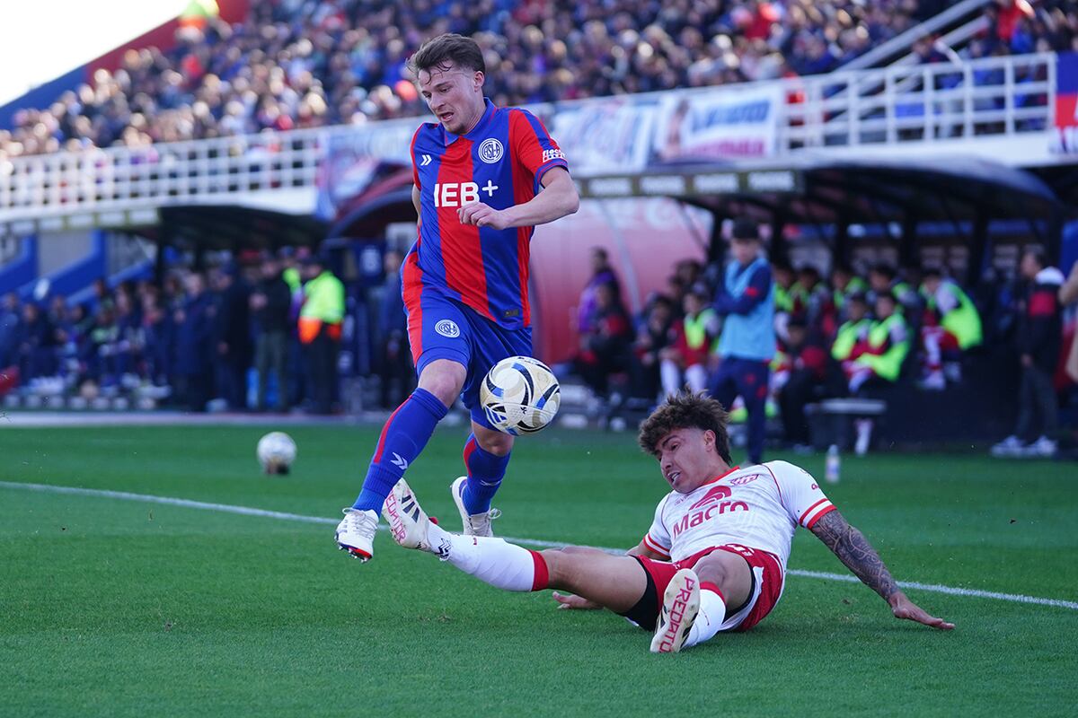 Instituto en su partido ante San Lorenzo. (Clarin / Marcelo Carroll).