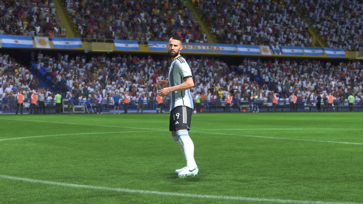 NICOLÁS OTAMENDI. Capturas de imagen de la representación de los jugadores del seleccionado argentino en el videojuego Fifa 23.