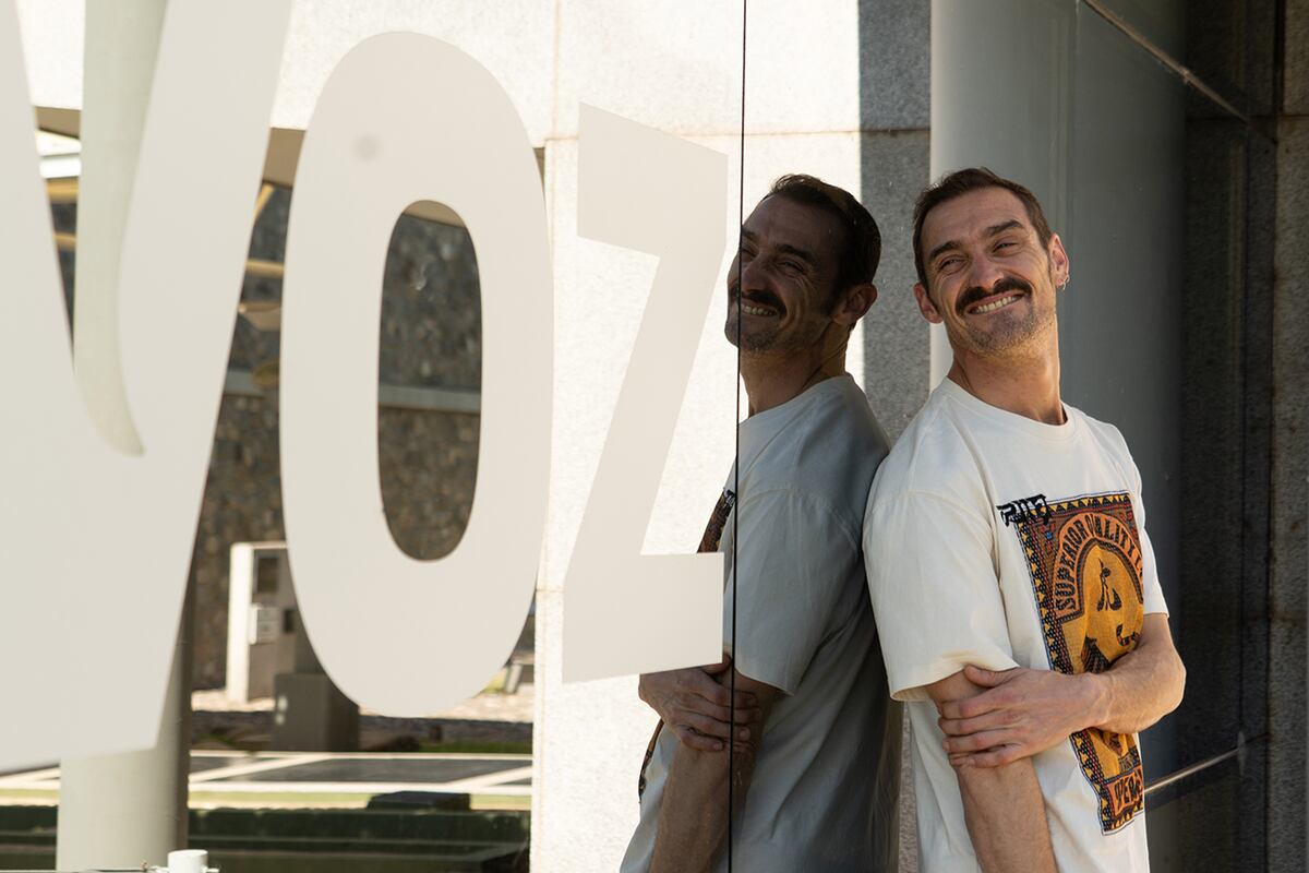 El actor argentino Luciano Rosso vuelve de su estadía en Francia para presentar su obra "Un poyo rojo" en Córdoba. La Voz
