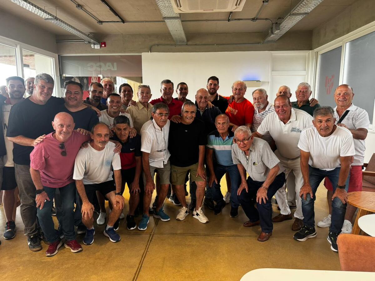 Instituto homenajeó a sus exjugadores con un reconocimiento vitalicio en la Ciudad Deportiva. (Prensa IACC).