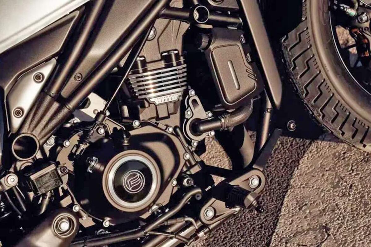 El motor es un bicilíndrico en paralelo con cigüeñal a 270°, el cual entrega 40 CV y 42 Nm de torque.
