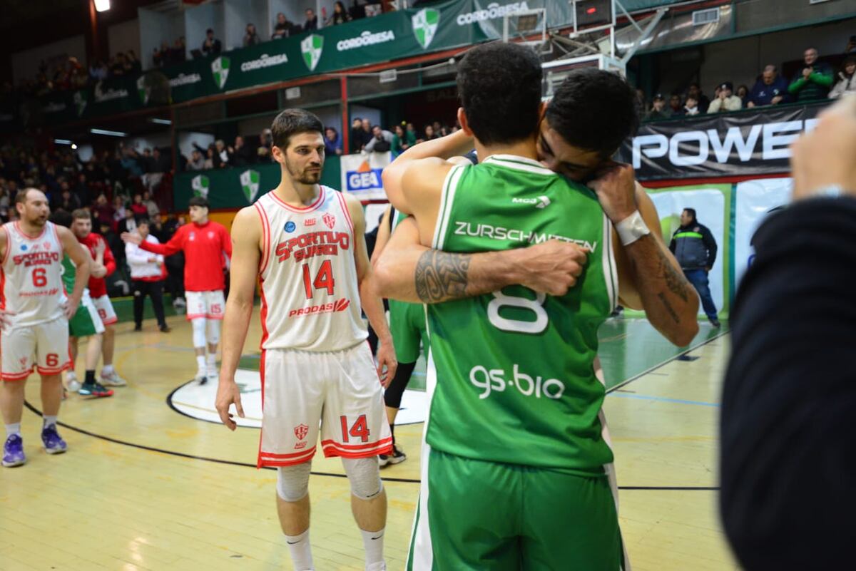 El abrazo de Nico Zurschmitten con José Montero tras la clasificación de Atenas a la final de la Liga Argentina. (Javier Ferreyra / La Voz)
