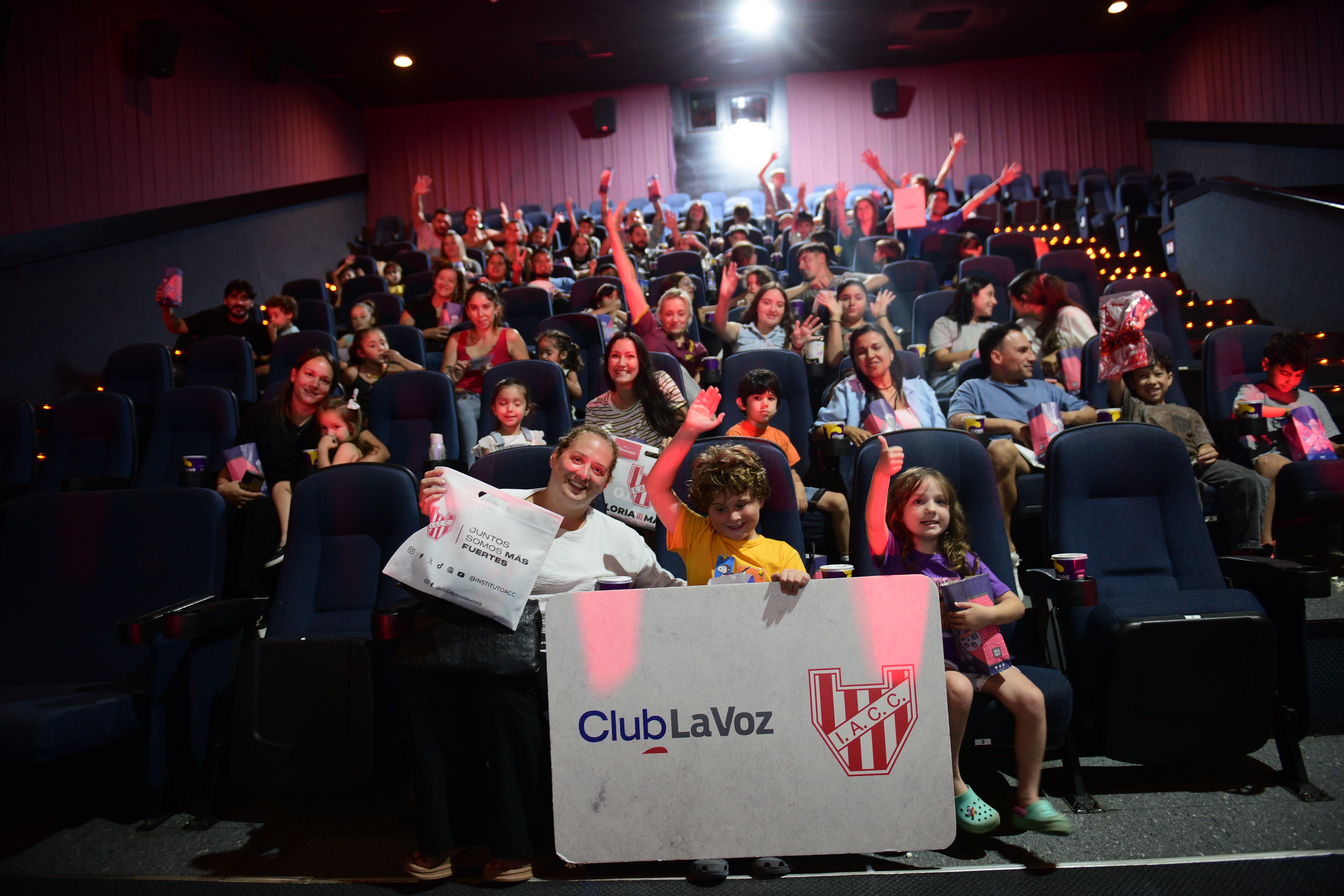 Hinchas de Instituto asistieron a un función de cine en los cines del Dino como parte de una acción de Club La Voz con socios. (Javier Ferreyra / La Voz)