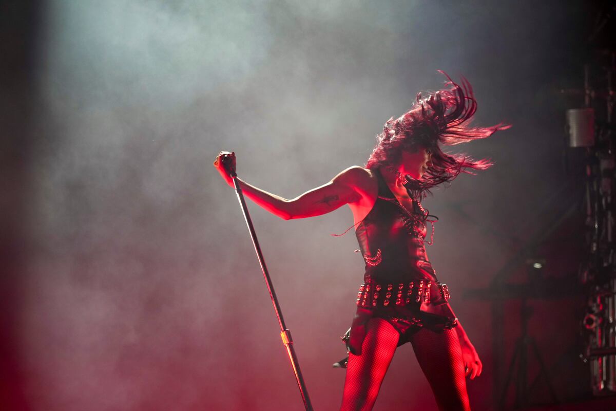 Dua Lipa dejó "la" foto del Glastonbury 2024. (AP)