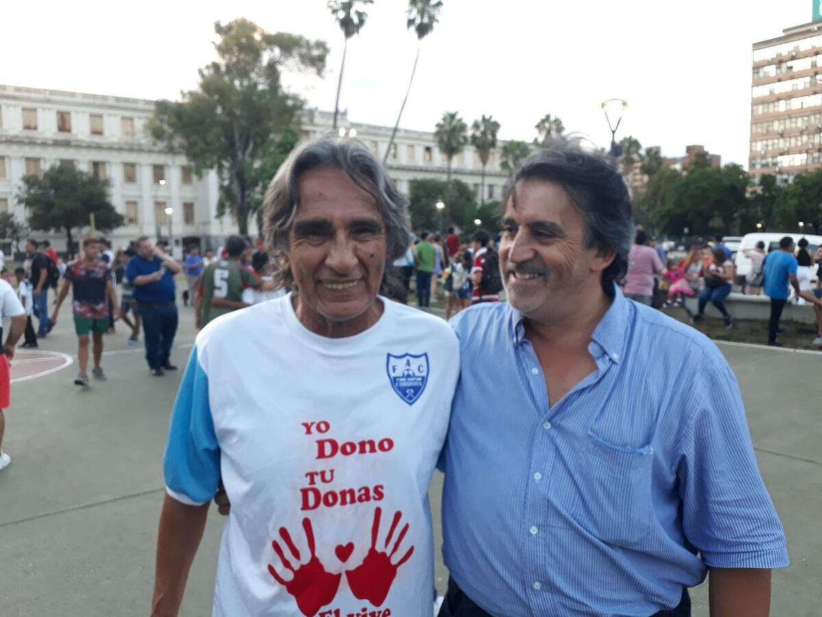 Mario Peral, de camisa azul, junto a Daniel Valencia (Facebook).