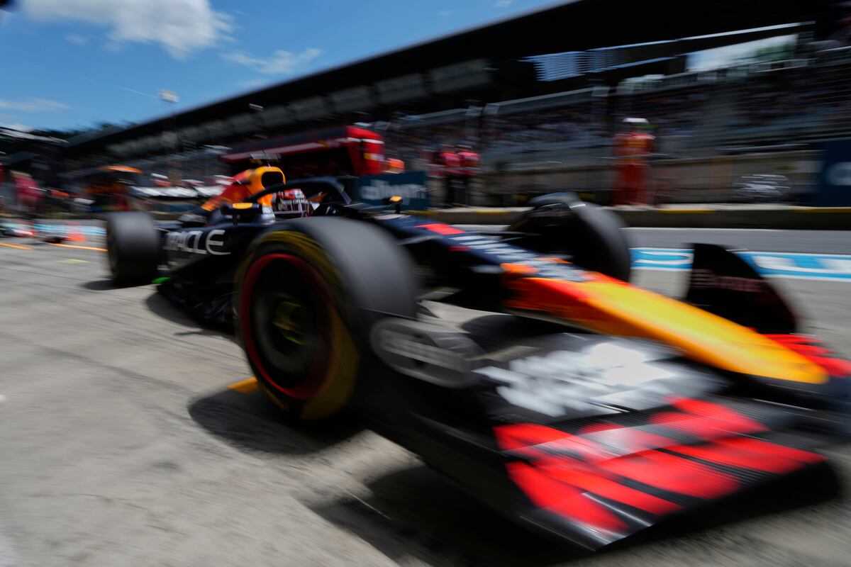ARCHIVO | El piloto de Red Bull, Max Verstappen de Países Bajos, hace una parada en boxes durante la primera sesión de entrenamientos libres en el circuito Red Bull Ring, antes del Gran Premio de Austria de Fórmula Uno en Spielberg, Austria, el viernes 27 de junio de 2025. (AP Photo/Darko Bandic)