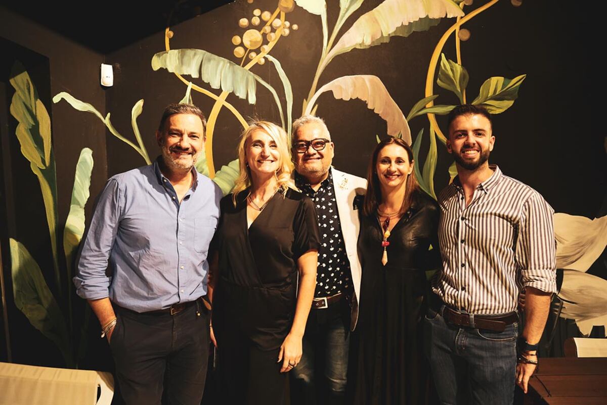 De izquierda a derecha, el arquitecto José Luis Lorenzo (presidente de Dina), Kitty Guzmán, el arquitecto Patricio Calderón Rojas, Fabiana Ruiz (Edificor) y Federico Haefeli (Pinturas Paclín).