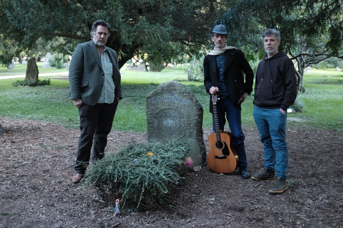 Llinás junto a Pablo Dacal y a Agustín Mendilaharzu, sus compinches en este proyecto que mezcla música, cine e historia. (El Pampero Cine).