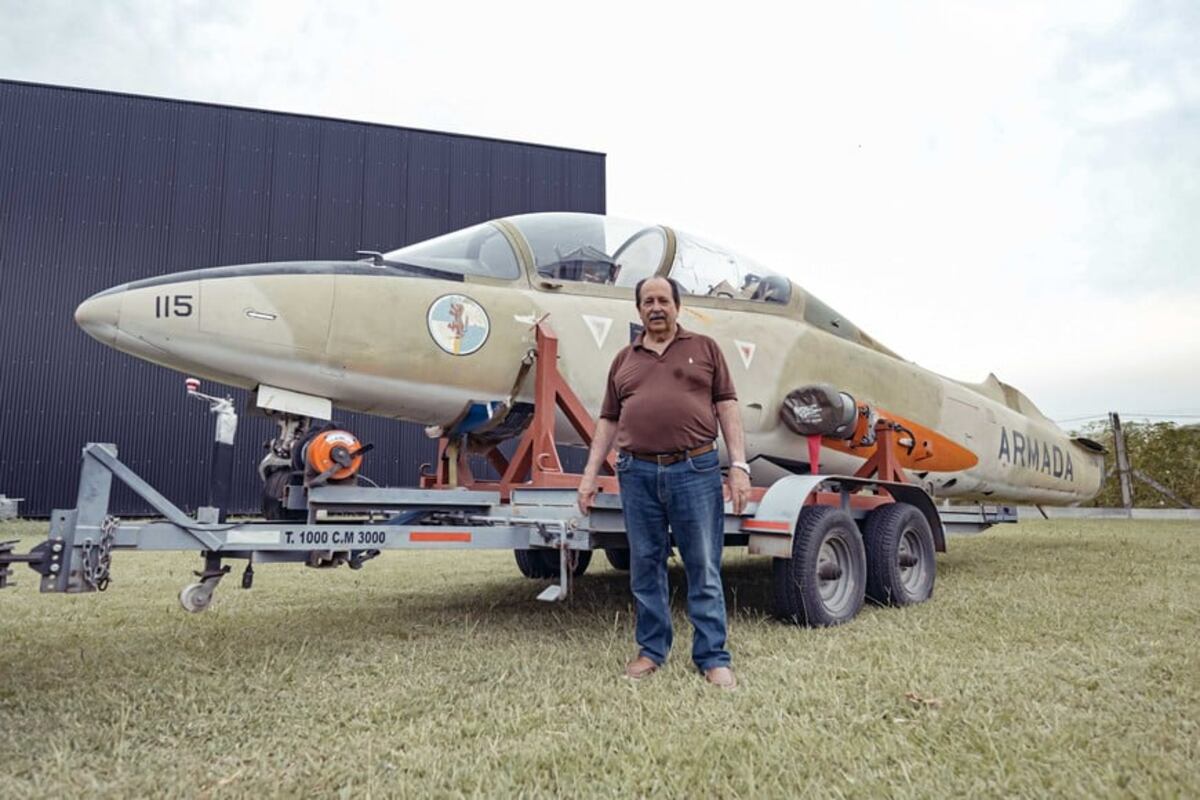 Rearman el avión con el que Owen Crippa atacó al barco inglés. (El Litoral)