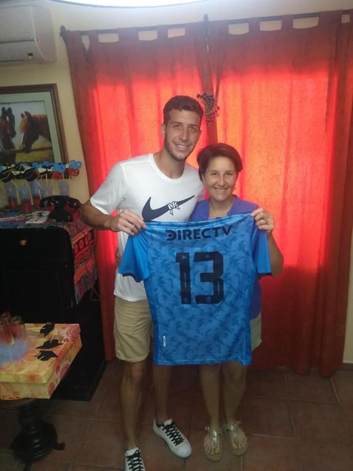 Después del debut en la primera de Belgrano, Gino Barbieri le regaló la camiseta a su mamá