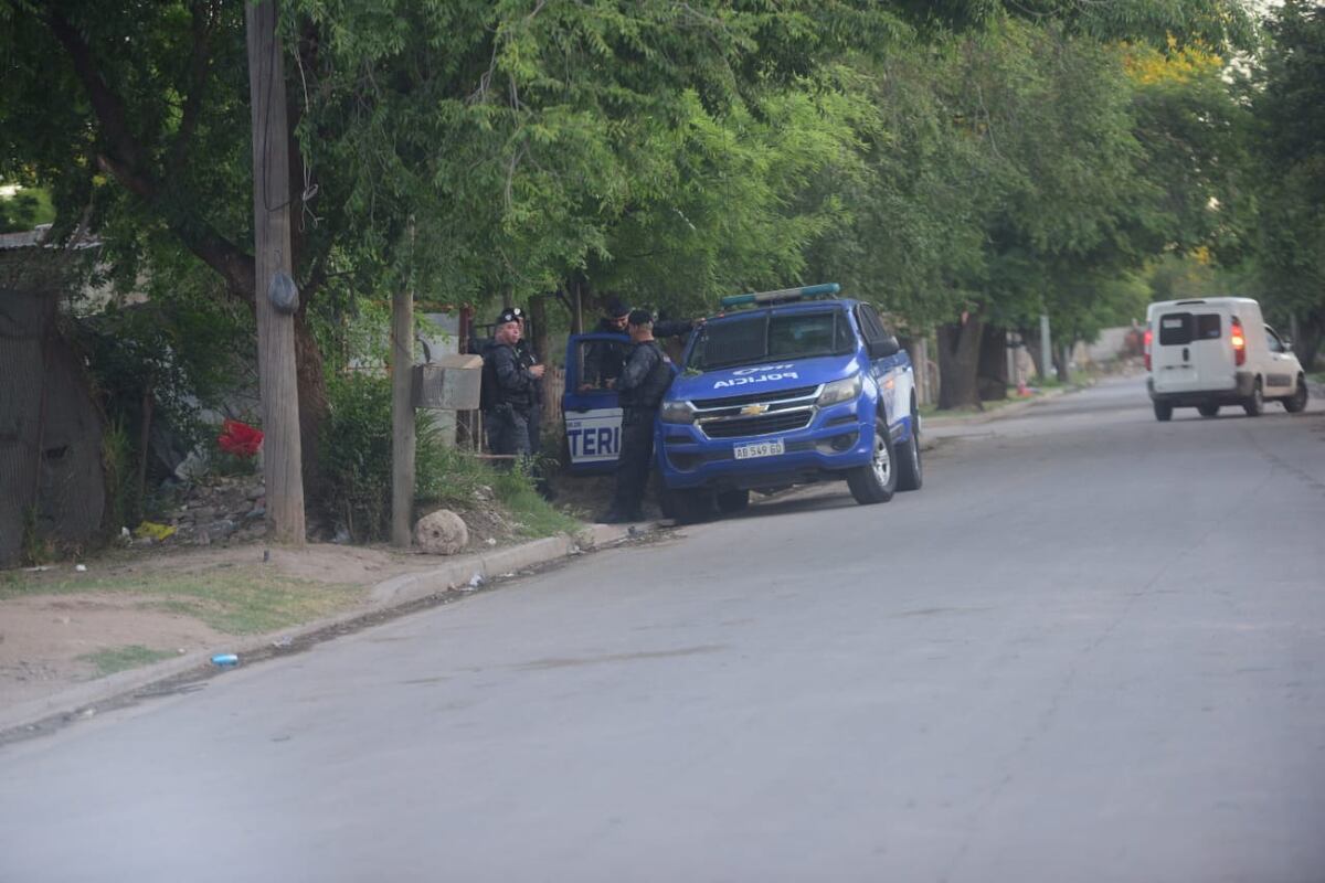 Fernanda María Paz fue asesinada de un balazo en barrio Parque República de Córdoba Capital. Policías trabajan en la zona del crimen. (Javier Ferreyra)