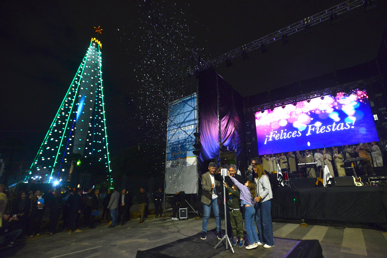 Se encendió el arbolito de Navidad en el Faro del Bicentenario. (Nicolás Bravo / La Voz)