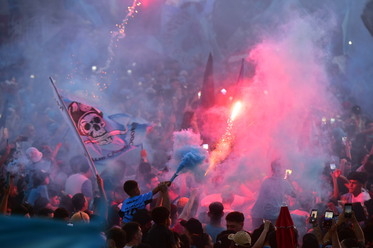 Banderazo de Belgrano en el Hotel Quinto Centenario, el día previo al clásico con Talleres.  (Nicolás Bravo / La Voz)
