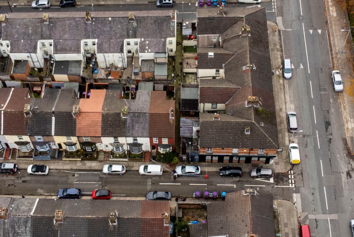 Vista aérea de un área acordonada por la Policía, luego de la explosión ocurrida cerca del Hospital de Mujeres de Liverpool. (Foto / AP)