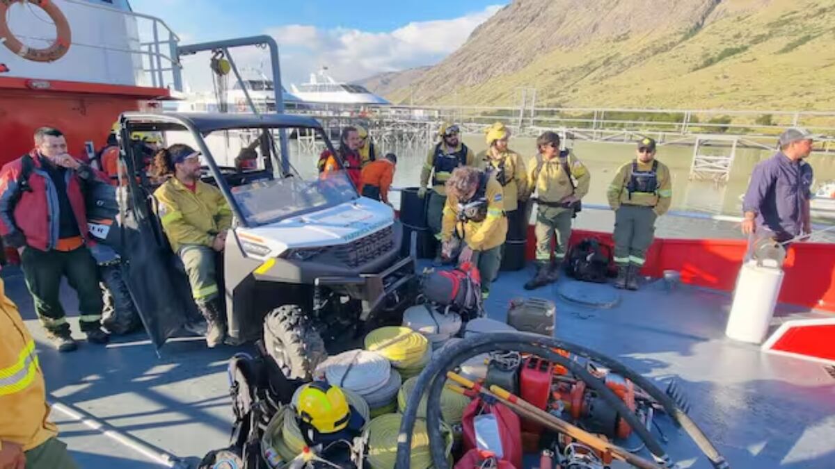 Incendio en El Chaltén: el fuego afecta la zona del lago Viedma y mantiene en alerta a brigadistas y autoridades. Trabajan más de 60 personas con apoyo aéreo y se esperan nuevos refuerzos del Ejército y de Parques Nacionales. (Gobierno de Santa Cruz)