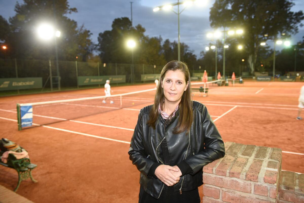 De la casa. Clarisa Fernández y las canchas del Lawn de fondo. El club cordobés recibirá este viernes y sábado la serie de la BJK Cup. (La Voz / archivo)